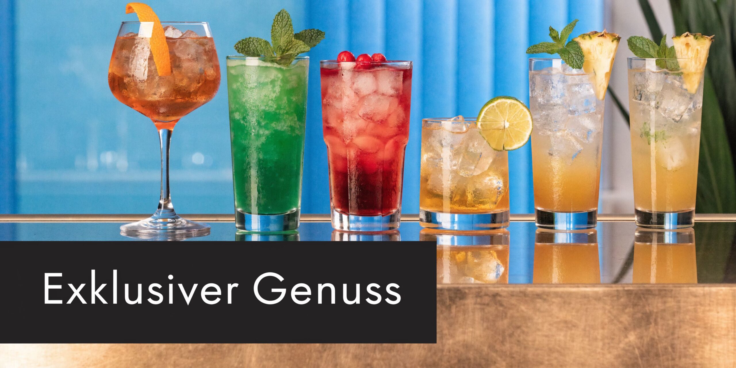 Sechs bunte, erfrischende Cocktails auf einem Tresen präsentiert mit einer orangefarbenen Schrift auf schwarzem Hintergrund.