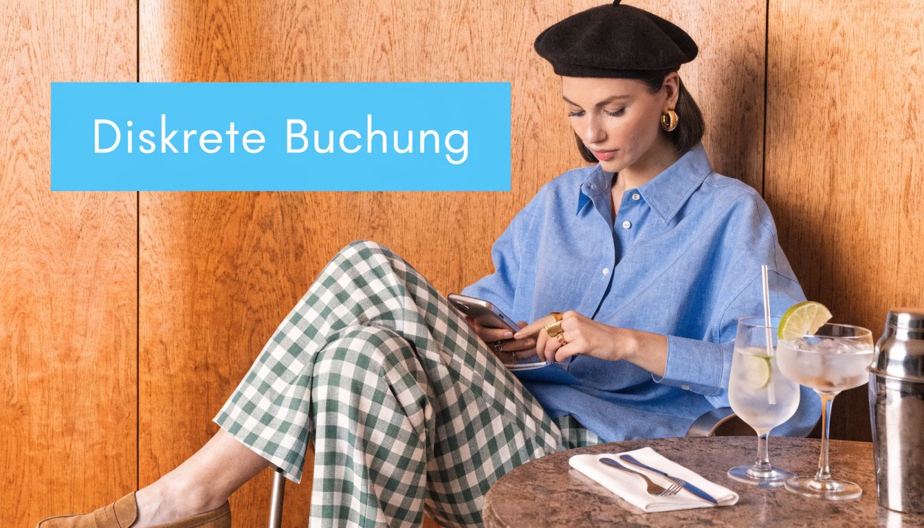 Eine elegante Frau in einem blauen Hemd und Baskenmütze nutzt ihr Smartphone in einem schicken Restaurant.