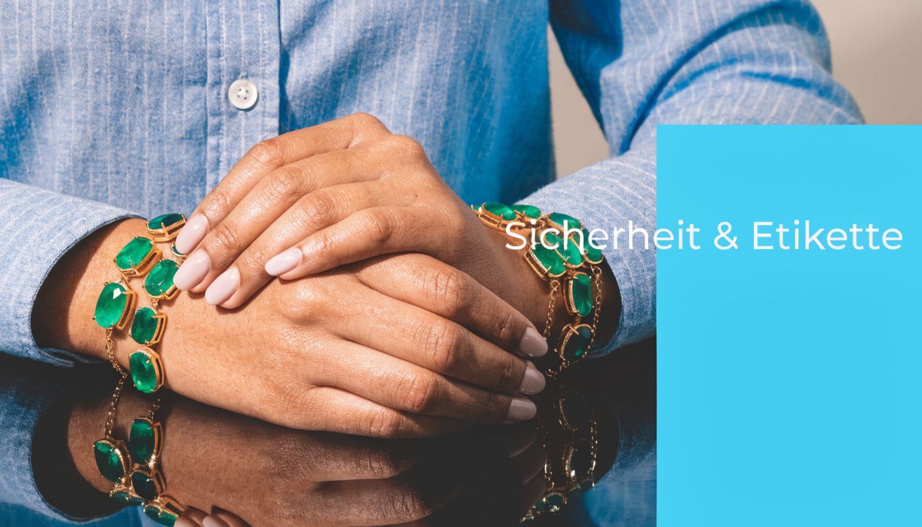 Nahaufnahme einer Person mit eleganten, grünen Edelsteinarmbändern an beiden Handgelenken, die auf einer reflektierenden Oberfläche ruhen.