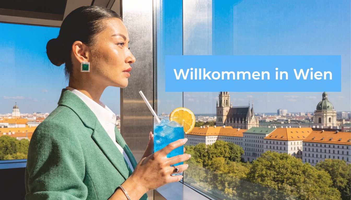 Eine elegant gekleidete Frau genießt einen blauen Cocktail mit Blick auf die beeindruckende Skyline von Wien.
