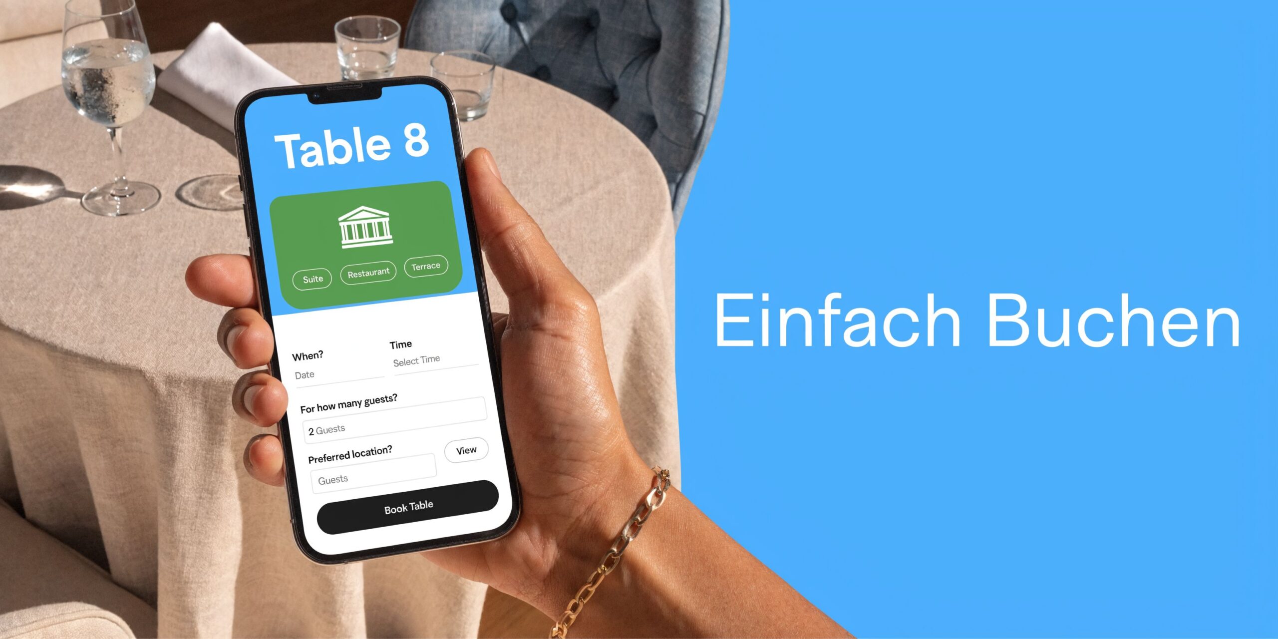 Eine Hand hält ein Smartphone mit einer App zur einfachen Tischreservierung in einem gehobenen Restaurant.