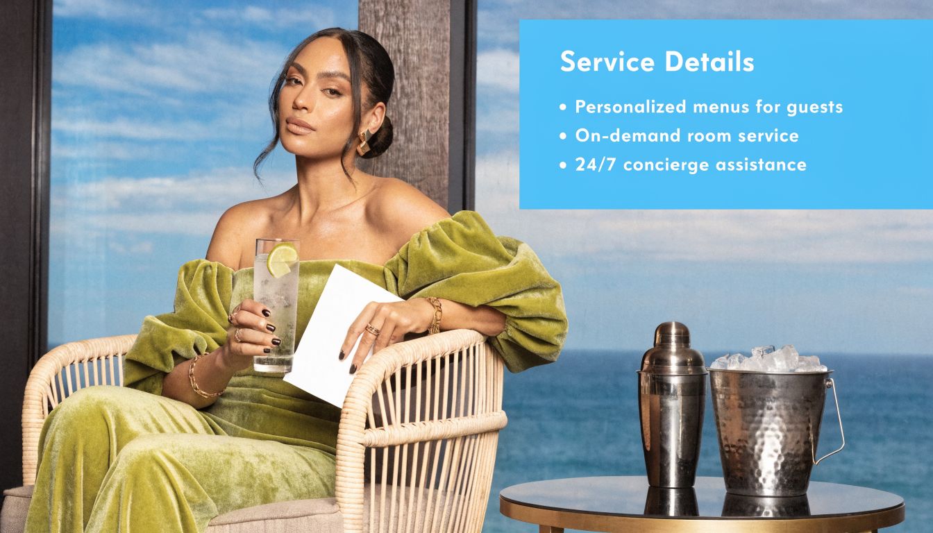 Eine elegante Frau mit einem Getränk in der Hand sitzt entspannt in einem luxuriösen Hotelzimmer mit Meerblick.