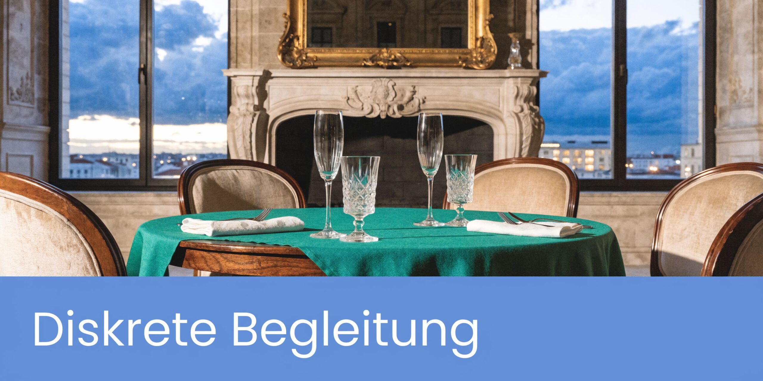 Ein elegant gedeckter runder Esstisch mit türkiser Tischdecke in einem luxuriösen Raum mit Blick auf die Stadt.