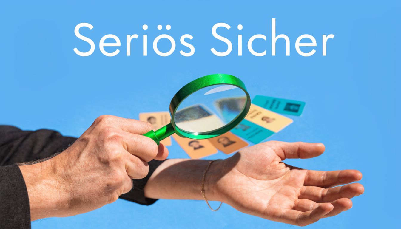 Eine Hand hält eine Lupe über verschiedene Ausweiskarten vor einem blauen Hintergrund mit der Aufschrift Seriös Sicher.